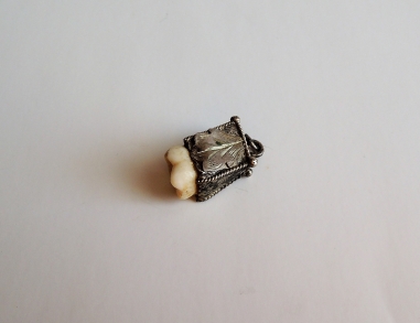 Přívěsek - zub ve stříbře - po r.1900