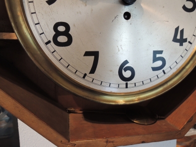 Nástěnné hodiny pérové - r. 1925